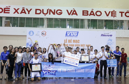 Đồng chí Nguyễn Minh Triết, Trưởng Ban Tổ chức trao giải Nhất cho đội Vô địch School Spirit, VUG 2017